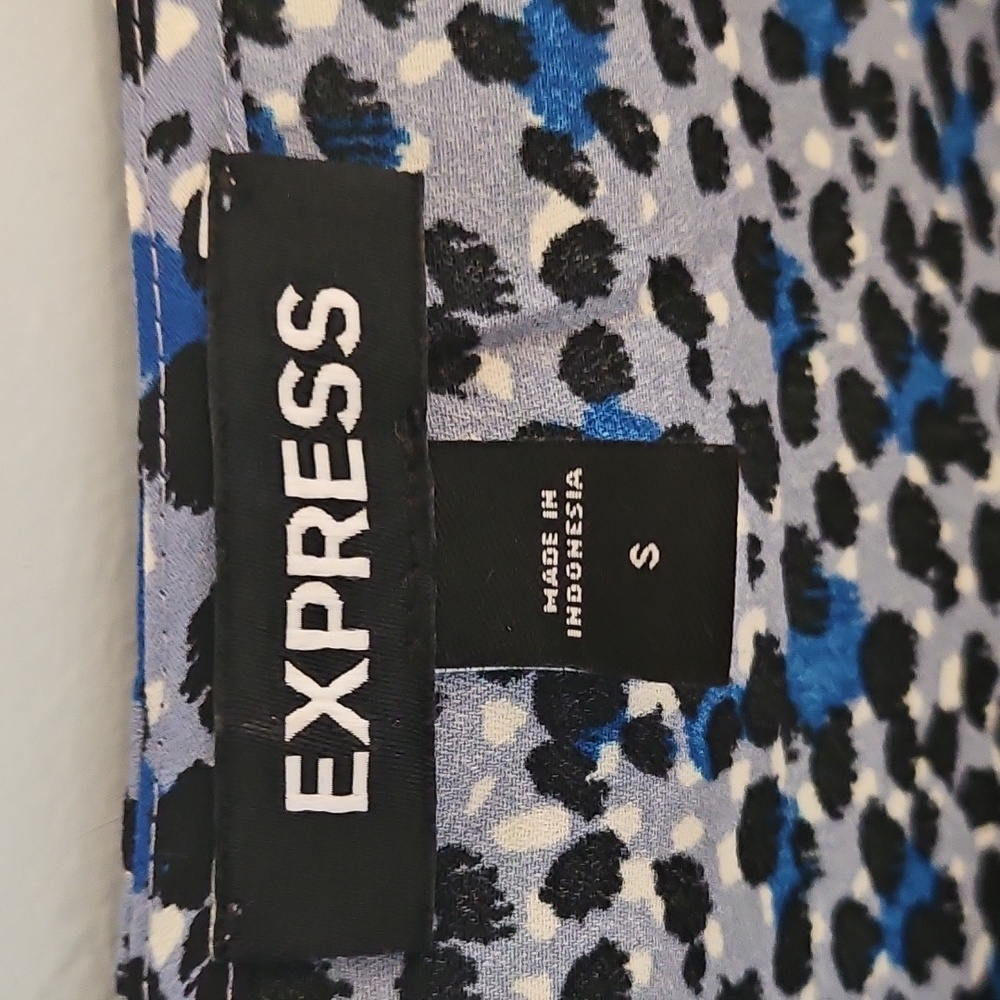 NWOT Express Print Cross-front Ruffle Blouse - Picture 3 of 11